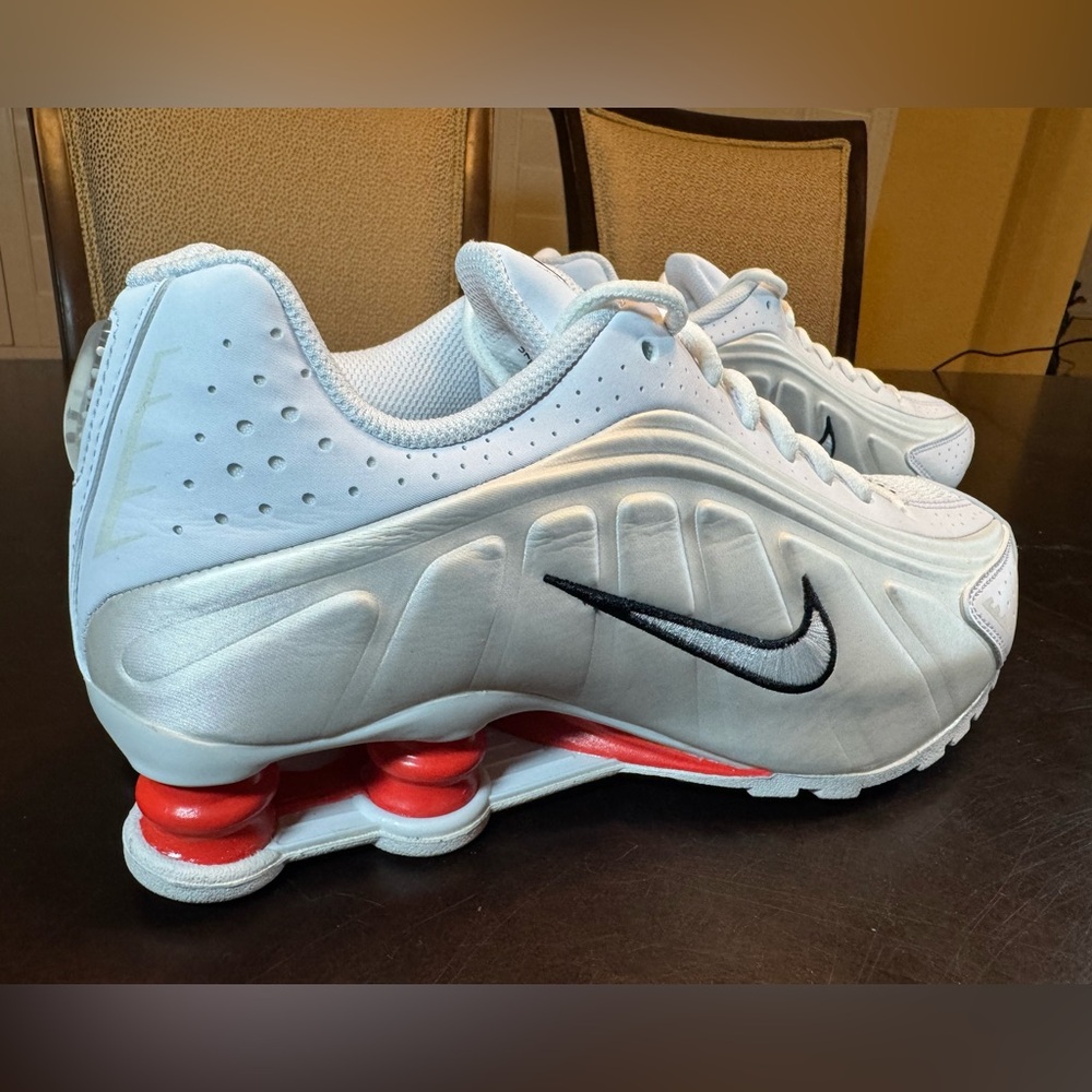New Nike Shox R4 White Red Sneaker Shoes Size US 6Y - Picture 4 of 14